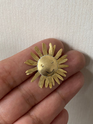 Glad sol pin brosch i mässing