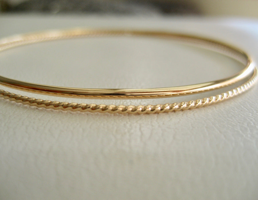 Två armringar i 14K guldfylld rund slät armring en snurrad armring, gold filled armband