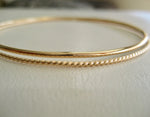 Två armringar i 14K guldfylld rund slät armring en snurrad armring, gold filled armband